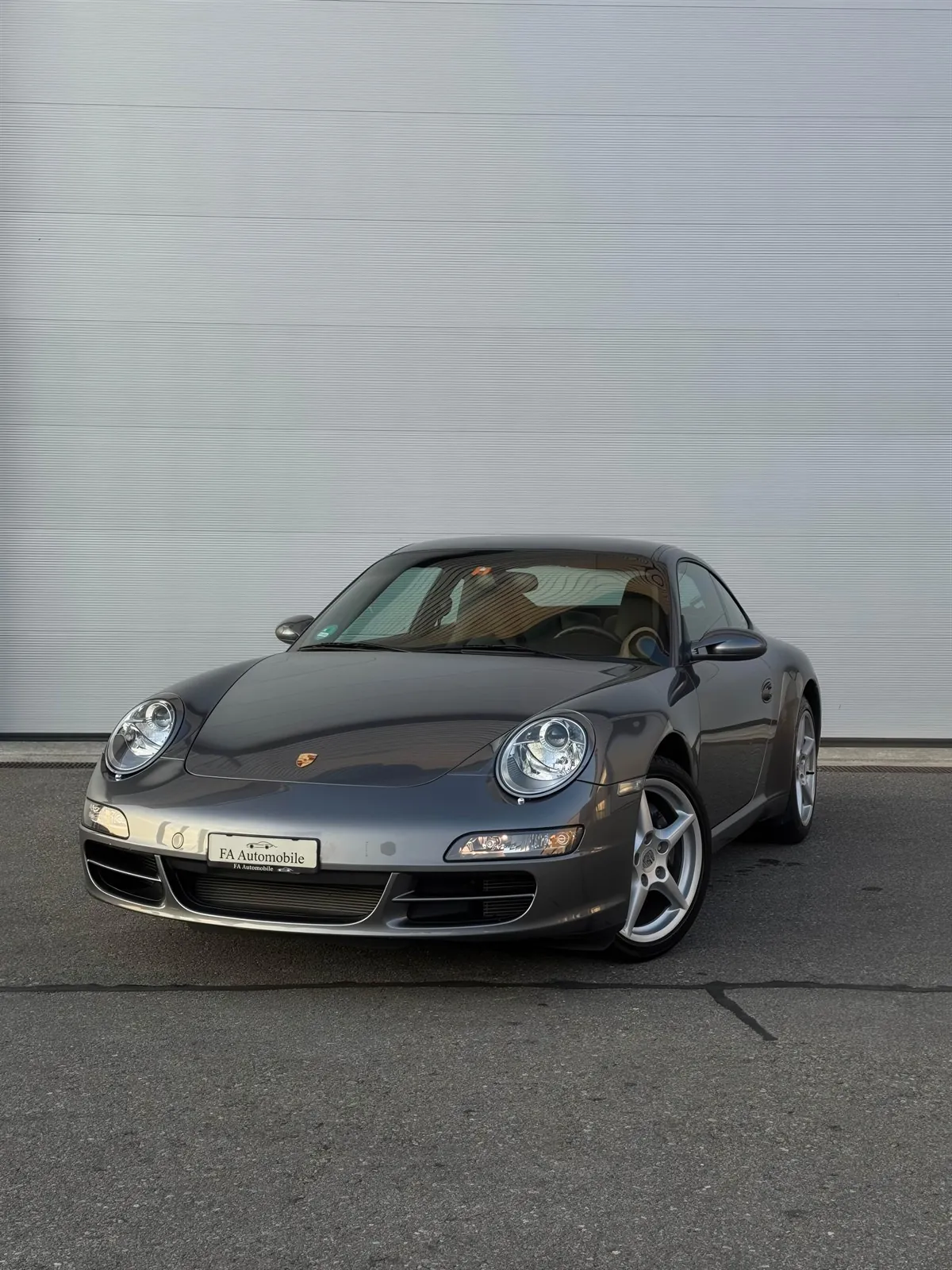 Porsche 911 vor der Garage – FA Automobile Wohlen